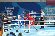 Deutsch: Boxen bei den Olympischen Jugendspielen 2018 Tag 12, 18. Oktober 2018 - Finale Leichtgewicht Mädchen – Oriana Saputo (Argentinien, blau) schlägt Emma Lawson (Australien, rot) 5-0; Ringrichter ist José Romero (Spanien). English: Boxing at the 2018 Summer Youth Olympics on 18 October 2018 – Girls' lightweight Bronze Medal Bout – Oriana Saputo (Argentina, blue) wins over Emma Lawson (Australie, red) 5-0; Referee is José Romero (Spain). Español: Boxeo en los Juegos Olímpicos Juveniles de Verano de 2018 en 18 de octubre de 2018 - Combate de medalla de bronce de las niñas: Oriana Saputo (Argentina, azul) gana a Emma Lawson (Australie, roja) 5-0; Árbitro es José Romero (España).