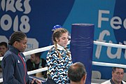 Deutsch: Boxen bei den Olympischen Jugendspielen 2018 Tag 12, 18. Oktober 2018 - Medaillenzeremonie im Leichtgewicht der Mädchen - Gold: Caroline Sara DuBois (Großbritannien), Silber: Porntip Buapa (Thailand), Bronze: Oriana Saputo (Argentinien); Medaillenübergabe durch Habu Gumel (IOC, Nigeria), Geschenkübergabe durch Raymond Silvas (USA, AIBA). English: Boxing at the 2018 Summer Youth Olympics on 18 October 2018 – Girl's Lightweight Medal Ceremony - Gold: Caroline Sara DuBois (Great Britain), Silver: Porntip Buapa (Thailand), Bronze: Oriana Saputo (Argentina); Medal handover by Habu Gumel (IOC, Nigeria), Gift presented by Raymond Silvas (USA, AIBA). Español: Boxeo en los Juegos Olímpicos Juveniles de Verano de 2018 en 18 de octubre de 2018 - Ceremonia de la Medalla de peso ligero para niñas - Oro: Caroline Sara DuBois (Gran Bretaña), Plata: Porntip Buapa (Thailand), Bronce: Oriana Saputo (Argentina); Entrega de medallas por Habu Gumel (COI, Nigeria), Regalo presentado por Raymond Silvas (EE. UU., AIBA).