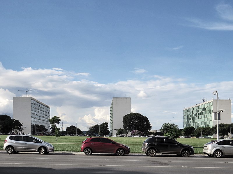 File:Brasília - eixo monumental.jpg