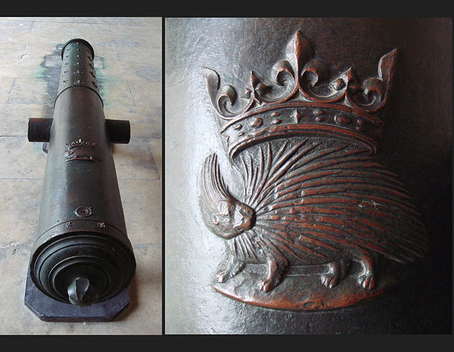 Bronze cannon of Louis XII, with porcupine emblem. Caliber: 172mm, length: 305 cm, weight: 1870kg. Recovered in Algiers in 1830. Musée de l'Armée.