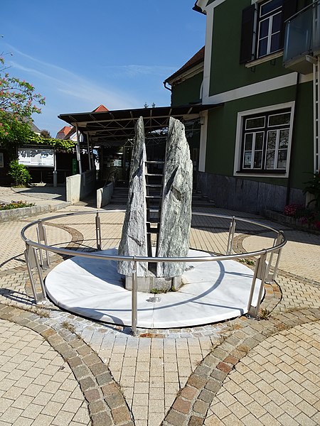 File:Brunnen Gemeindeamt Gratwein.jpg