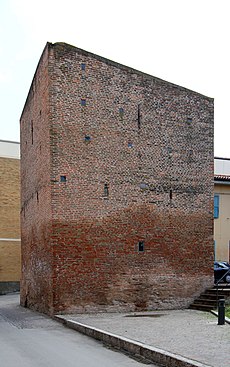 Budrio, torre nord-ovest delle mura medievali - panoramio.jpg