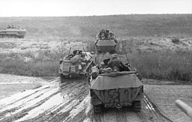 Bundesarchiv Bild 101I-217-0493-19, Russland-Süd, Schützenpanzer in Fahrt.jpg