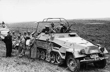 Tập_tin:Bundesarchiv_Bild_101I-769-0229-02A,_Frankreich,_Heinz_Guderian_in_Schützenpanzer.jpg