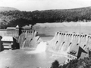 Photograph of the breached Eder Dam on 17 May 1943 Bundesarchiv Bild 183-C0212-0043-012, Edertalsperre, Zerstorung.jpg
