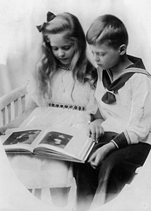 The children of the Duke of Saxe-Coburg and Gotha in 1917: Princess Sibylle and Prince Hubertus Bundesarchiv Bild 183-R14328, Kinder des Herzogs v. Sachsen-Coburg-Gotha.jpg