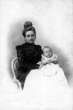 Portrait d'une Dame avec un enfant dans ses bras.