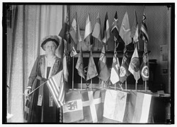 CATT, MRS. CARRIE CHAPMAN. WITH FLAGS OF 22 NATIONS LCCN2016867603.jpg
