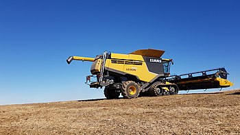 CLAAS LEXION 740 in yellow and black paint scheme CLAAS LEXION 740.jpg