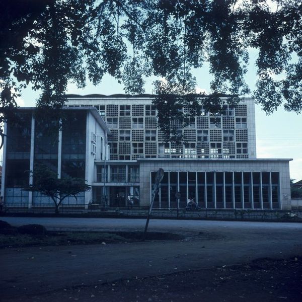 File:COLLECTIE TROPENMUSEUM De rooms-katholieke Parahiangan Universiteit TMnr 20018506.jpg