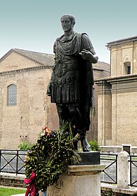 Памятник Юлию Цезарю на Виа деи Фори Империали в Риме (копия с оригинала, хранящегося в Ватиканских музеях)