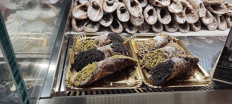 File:Cannoli Gelateria Mamò 1.jpg