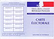 Sur une carte d'électeur, avec des proportions différentes et le slogan « Voter est un droit, c'est aussi un devoir civique ».