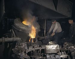 Elektrikli bir fırından bir kütük dökerken, Chase Brass and Copper Co., Euclid, Ohio.