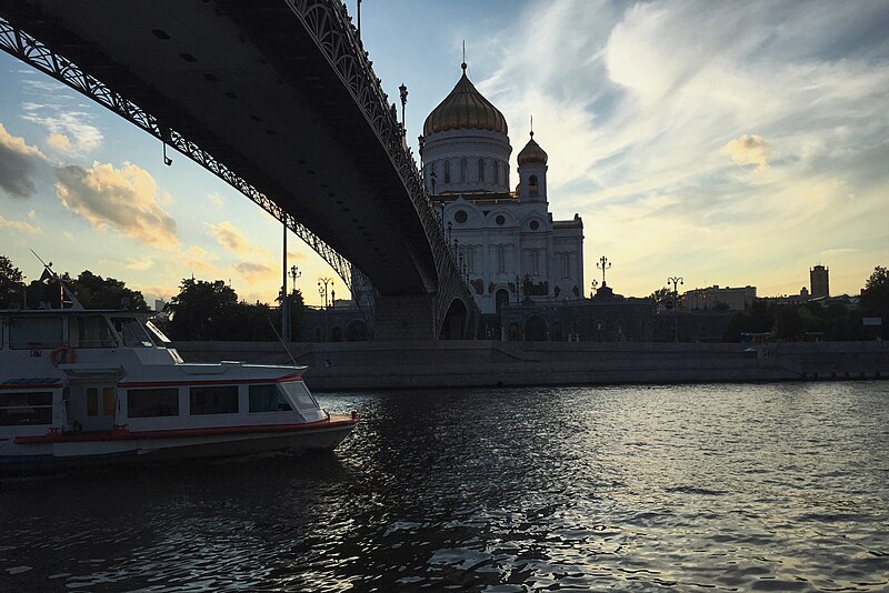 File:Cathedral of Christ the Saviour from Bersenevskaya Embankment (31144256500).jpg