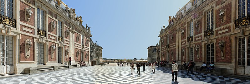 File:Château de Versailles, cour de Marbre vers l'avenue de Paris.jpg