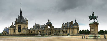 L'entrée du château de Chantilly et la statue d'Anne de Montmorency, en Picardie. (définition réelle 2 400 × 923)