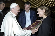 Verlagsleiterin Charlotte Kramer überreicht Papst Franziskus eine Bibelausgabe bei einer Audienz im Jahr 2016