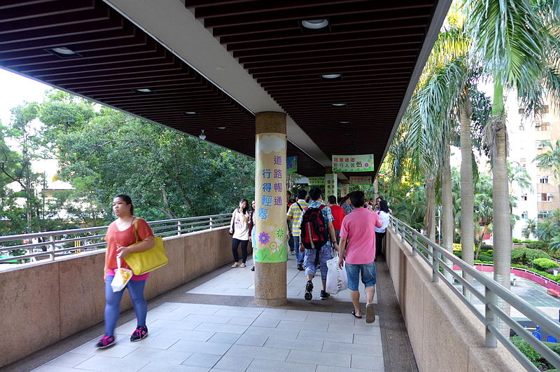 File:Choi Yuen Estate Coverway to Sheung Shui Station 2014.jpg