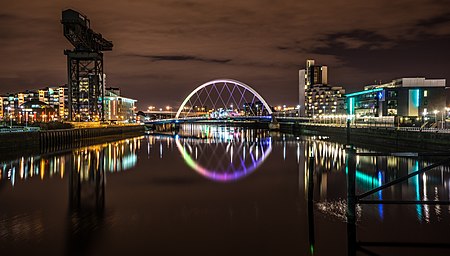 ไฟล์:Clyde Arc at night.jpg