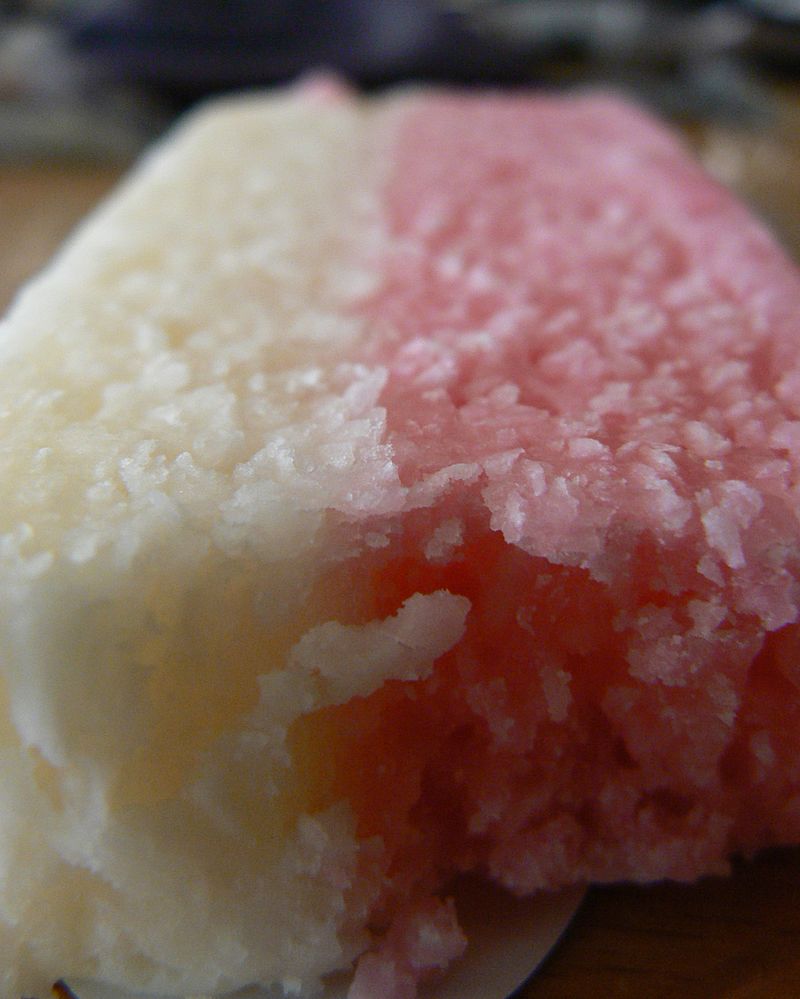 https://upload.wikimedia.org/wikipedia/commons/thumb/9/9e/Coconut_ice.jpg/800px-Coconut_ice.jpg