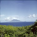 Collectie Nationaal Museum van Wereldculturen TM-20030069 Gezicht op Saint Kitts gezien vanaf Sint Eustatius Sint Eustatius Boy Lawson (Fotograaf).jpg