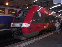 Matériel roulant desservant habituellement la gare : Duplex pour les TGV, AGC pour les TER.