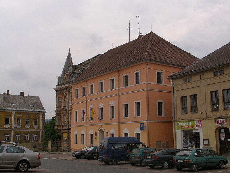 File:Cvikov, náměstí Osvobození, městský úřad 01.jpg