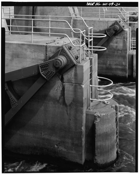 File:DETAIL VIEW OF SUBMERSIBLE GATE, SHOWING GATE ARMS, GATE PIERS, TRUNNION PIN AND GATE GAUGE, LOOKING NORTHEAST - Upper Mississippi River 9-Foot Channel, Lock and Dam No. 8, On HAER WIS,62-GEN.V,1-20.tif