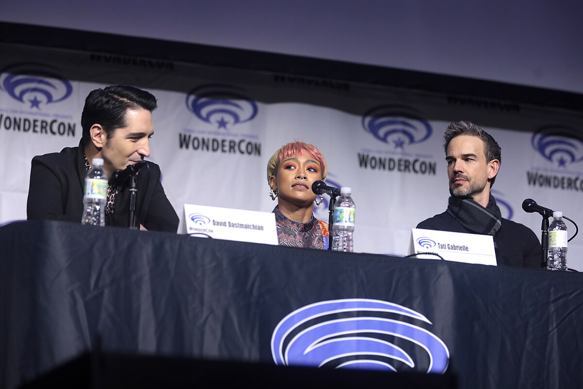 File:David Dastmalchian, Tati Gabrielle & Christopher Gorham  (52782973253).jpg - Wikimedia Commons