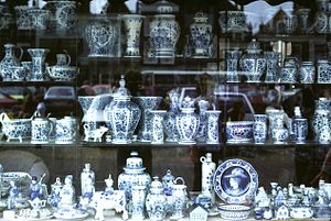 Window display of Delftware in the market place, Delft Delftware display.JPG