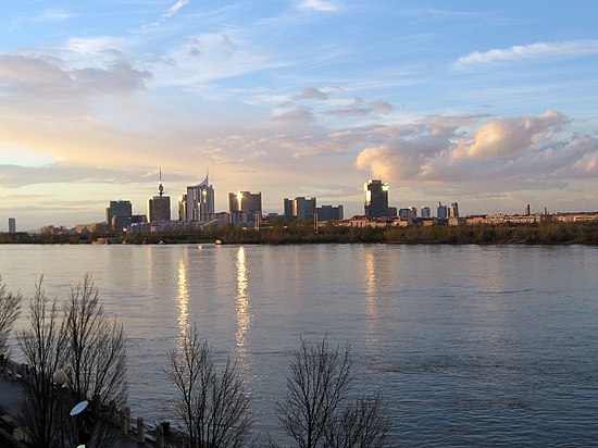 Donau-Hauptstrom in Wien, im Hintergrund die DonauCity