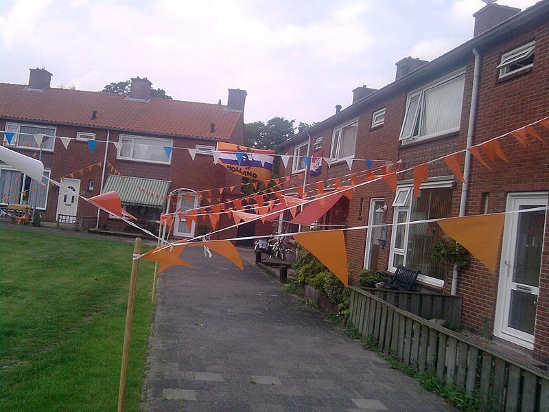 File:Dutch nationalistic decorated streets during football season 2012 (1).jpg