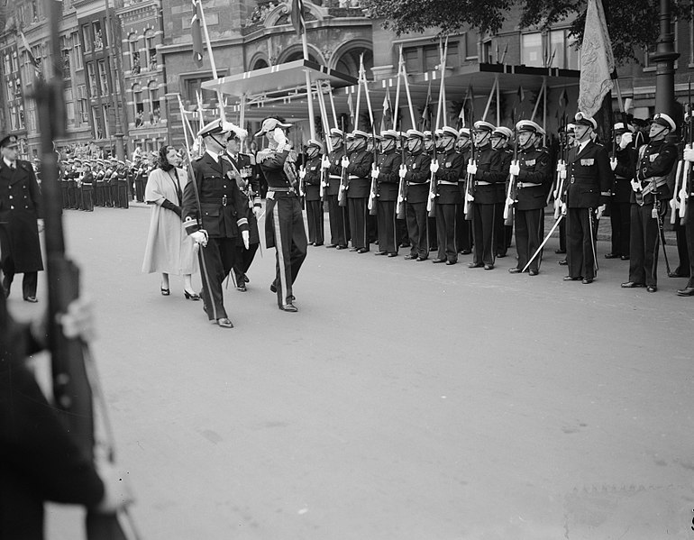 File:Eerste dag bezoek Noorse Koning , inspectie erewacht, Bestanddeelnr 906-6598.jpg