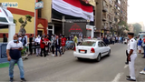 Αιγύπτιοι ψηφοφόροι παρατάσσονται σύμφωνα με τις κοινωνικές αποστάσεις μπροστά από ένα εκλογικό κέντρο
