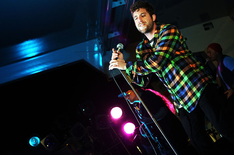 File:Elliott Yamin on stage.jpg