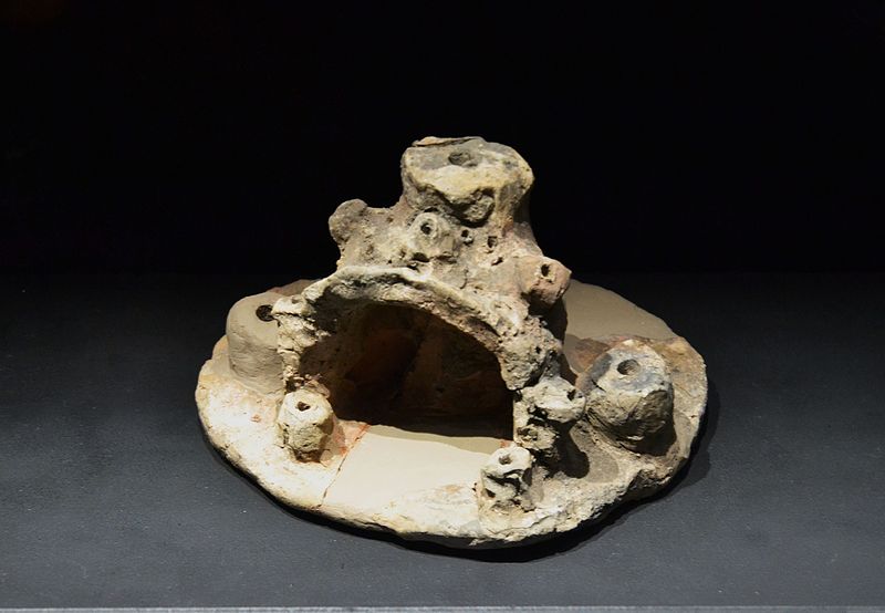 File:Exvot de terra cuita que representa una cova santuari, necròpoli de l'Albufereta, museu arqueològic d'Alacant.JPG