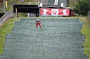 Un sauteur à ski en plein vol vu de face