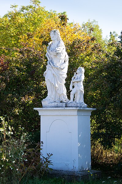 File:Figur vor Friedhof, Schrattenthal.jpg