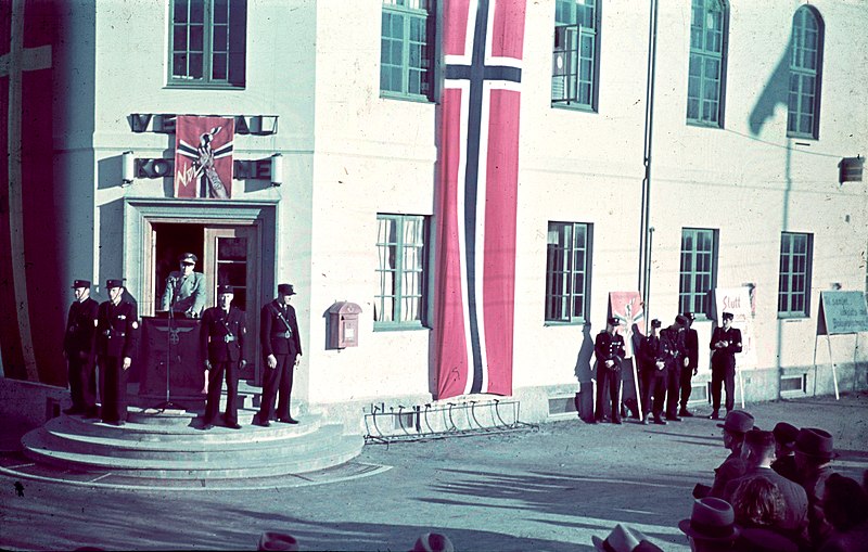 File:Fo30141606220096 Herredshuset, Øra, Verdal kommune, Norway. Nasjonal Samling, taler, Hirden Damsleth-plakat 1943-1944? fargefoto Franz-Josef Tintrop, Statsarkivet i Trondheim (Falt i det fri) cropped.jpg