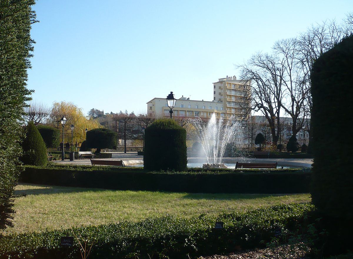 Где кур де фонтейн. Jardins de la Fontaine (сады источника).