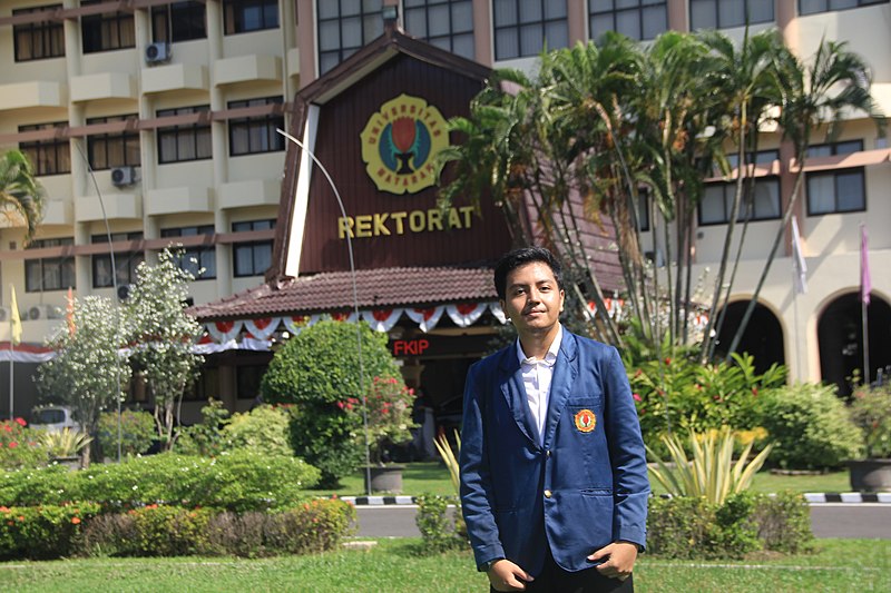 File:Foto Alvin Depan Rektorat.jpg