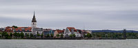 English: A panoramic view from the lakeside promenade in Friedrichshafen to the center. Deutsch: Panoramablick von der Uferpromenade in Friedrichshafen auf die Innenstadt.