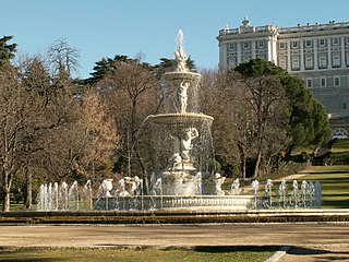 Fuente de las Conchas. Al fondo, la fachada occidental del Palacio Real de Madrid.