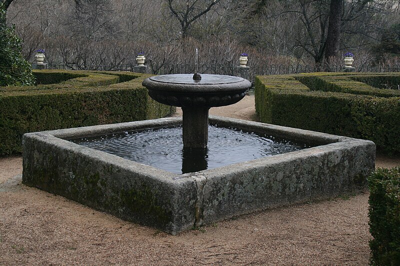 File:Fuente en la casa del Principe-Escorial.JPG