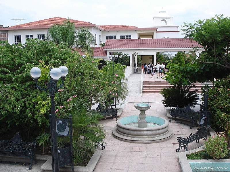 File:Fuente en parque central de Zacapa.jpg