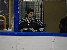 Photographie de Girard sur le banc de l'équipe de Rouen lors d'un match de hockey