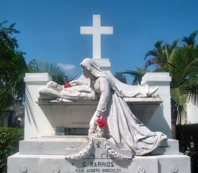 Sculptures of Captain General Gerardo Barrios and his wife, Adelaida Guzmán de Barrios, at the soldier's tomb.