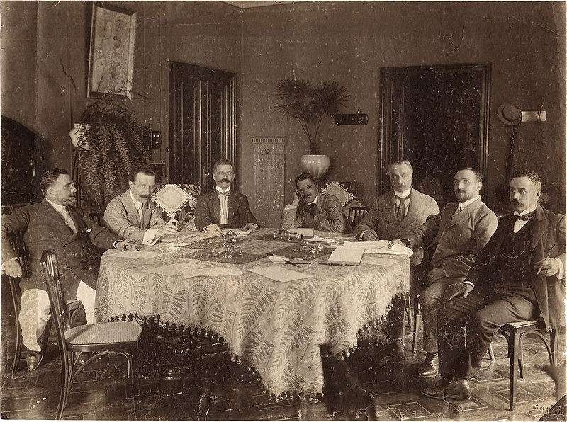 File:Gerolamo Rovetta, Marco Praga, Giannino Antona Traversi, Augusto Novelli, Domenico Oliva, Renato Simoni, Sabatino Lopez (1907) - Archivio storico Ricordi FOTO002705.jpg