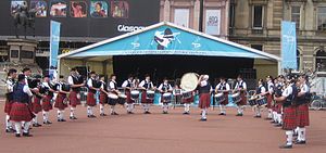 Glasgow2008 georgesquare bandclub.jpg